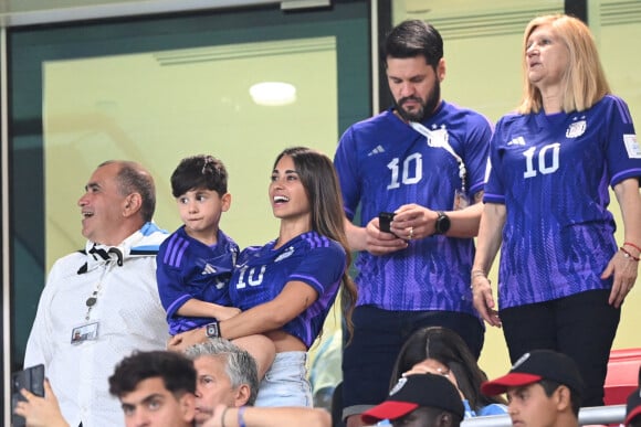 Antonella Roccuzzo, la femme de Lionel Messi et son fils Mateo, dans les tribunes du match "Argentine - Australie" lors de la Coupe du Monde 2022 au Qatar (FIFA World Cup Qatar 2022), le 3 décembre 2022. Philippe Perusseau / Bestimage