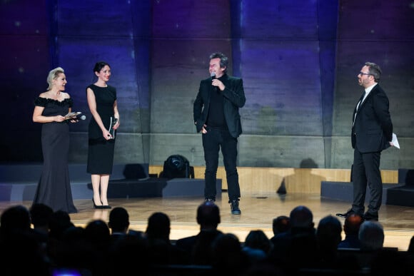 Jean-Luc Reichmann et Julien Fébreau lors de la cérémonie des "Trophées du Sport Automobile 2022" à la Maison de l'Unesco. Paris, le 12 décembre 2022.