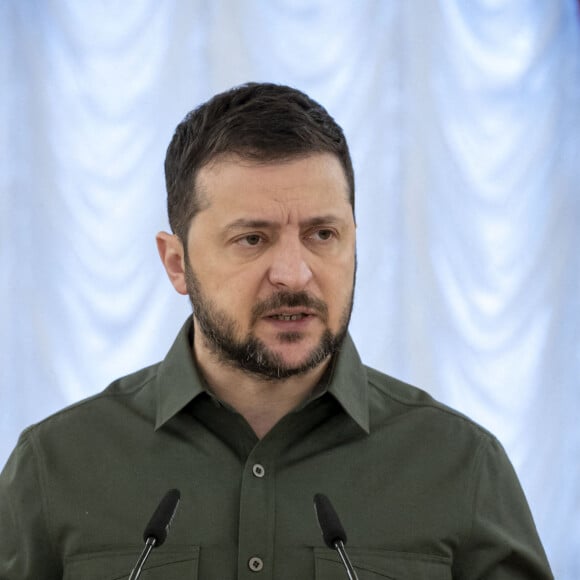 Le président ukrainien Volodymyr Zelensky, prononce une allocution lors d'une cérémonie de remise de médailles aux soldats et aux familles des soldats tués au combat, le jour des forces terrestres dans la salle blanche des héros du palais Mariyinsky, le 12 décembre 2022 à Kiev. 