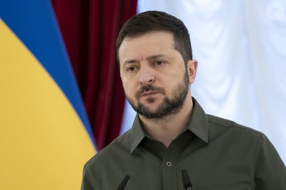 Le président ukrainien Volodymyr Zelensky, prononce une allocution lors d'une cérémonie de remise de médailles aux soldats et aux familles des soldats tués au combat, le jour des forces terrestres dans la salle blanche des héros du palais Mariyinsky, le 12 décembre 2022 à Kiev. 