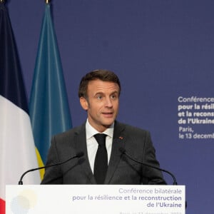 Le président français Emmanuel Macron prononce un discours pendant que le président ukrainien Volodymyr Zelensky écoute par liaison vidéo lors de la conférence bilatérale pour la résilience et la reconstruction de l'Ukraine au ministère de l'Économie à Paris, FRance, le 13 décembre 2022. © Jacques Witt/Pool/Bestimage 