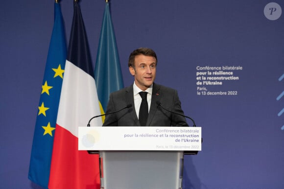 Le président français Emmanuel Macron prononce un discours pendant que le président ukrainien Volodymyr Zelensky écoute par liaison vidéo lors de la conférence bilatérale pour la résilience et la reconstruction de l'Ukraine au ministère de l'Économie à Paris, FRance, le 13 décembre 2022. © Jacques Witt/Pool/Bestimage 