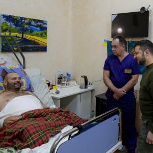 Le président Volodymyr Zelensky visite un hôpital militaire à Kharkiv le 6 décembre 2022. © Ukraine Presidency/Ukrainian Pre/Planet Pix via ZUMA Press Wire / Bestimage 