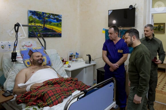 Le président Volodymyr Zelensky visite un hôpital militaire à Kharkiv le 6 décembre 2022. © Ukraine Presidency/Ukrainian Pre/Planet Pix via ZUMA Press Wire / Bestimage 