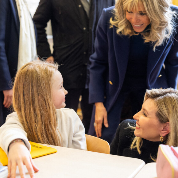 La Première Dame d'Ukraine Olena Zelenska, la Première Dame de France Brigitte Macron et le ministre français de l'Éducation et de la Jeunesse, Pap Ndiaye visitent une salle de classe dans une école primaire pour élèves non natifs à Paris, France, le 13 décembre 2022. © Ukraine Presidency via Bestimage 