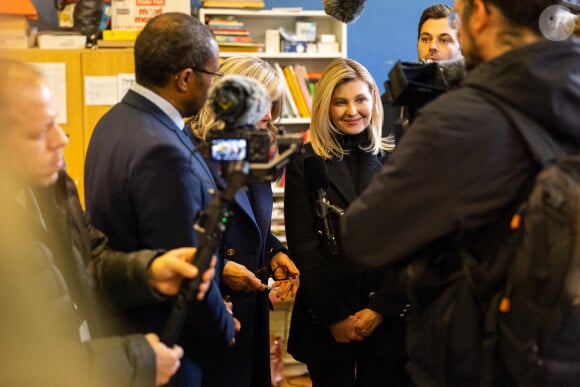 La Première Dame d'Ukraine Olena Zelenska, la Première Dame de France Brigitte Macron et le ministre français de l'Éducation et de la Jeunesse, Pap Ndiaye visitent une salle de classe dans une école primaire pour élèves non natifs à Paris, France, le 13 décembre 2022. La France accueille une conférence internationale qui vise à lever une aide matérielle et financière pour réparer les infrastructures endommagées de l'Ukraine et à souligner le soutien continu de Paris à la lutte de Kiev contre la Russie. © Ukraine Presidency via Bestimage 