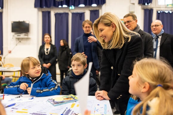 La Première Dame d'Ukraine Olena Zelenska, la Première Dame de France Brigitte Macron et le ministre français de l'Éducation et de la Jeunesse, Pap Ndiaye visitent une salle de classe dans une école primaire pour élèves non natifs à Paris, France, le 13 décembre 2022. La France accueille une conférence internationale qui vise à lever une aide matérielle et financière pour réparer les infrastructures endommagées de l'Ukraine et à souligner le soutien continu de Paris à la lutte de Kiev contre la Russie. © Ukraine Presidency via Bestimage 