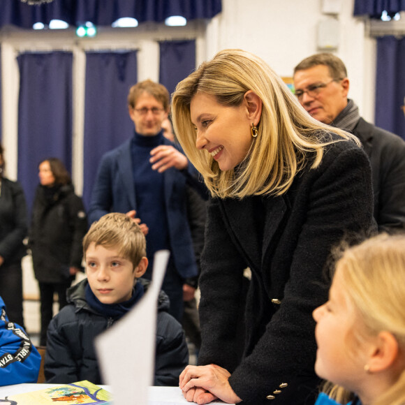 La Première Dame d'Ukraine Olena Zelenska, la Première Dame de France Brigitte Macron et le ministre français de l'Éducation et de la Jeunesse, Pap Ndiaye visitent une salle de classe dans une école primaire pour élèves non natifs à Paris, France, le 13 décembre 2022. La France accueille une conférence internationale qui vise à lever une aide matérielle et financière pour réparer les infrastructures endommagées de l'Ukraine et à souligner le soutien continu de Paris à la lutte de Kiev contre la Russie. © Ukraine Presidency via Bestimage 