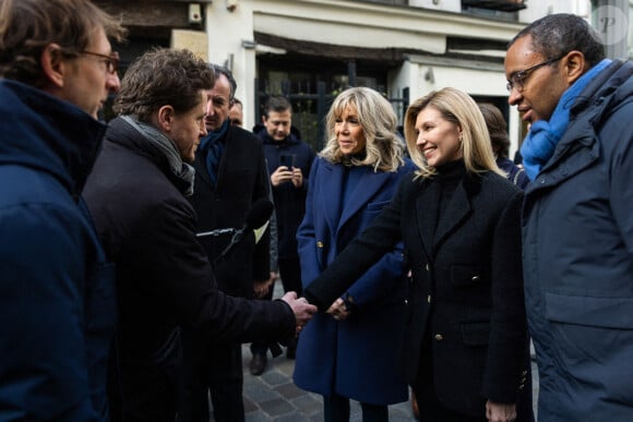 La Première Dame d'Ukraine Olena Zelenska, la Première Dame de France Brigitte Macron et le ministre français de l'Éducation et de la Jeunesse, Pap Ndiaye visitent une salle de classe dans une école primaire pour élèves non natifs à Paris, France, le 13 décembre 2022. La France accueille une conférence internationale qui vise à lever une aide matérielle et financière pour réparer les infrastructures endommagées de l'Ukraine et à souligner le soutien continu de Paris à la lutte de Kiev contre la Russie. © Ukraine Presidency via Bestimage 