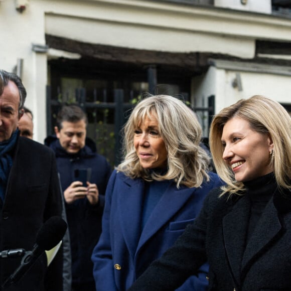 La Première Dame d'Ukraine Olena Zelenska, la Première Dame de France Brigitte Macron et le ministre français de l'Éducation et de la Jeunesse, Pap Ndiaye visitent une salle de classe dans une école primaire pour élèves non natifs à Paris, France, le 13 décembre 2022. La France accueille une conférence internationale qui vise à lever une aide matérielle et financière pour réparer les infrastructures endommagées de l'Ukraine et à souligner le soutien continu de Paris à la lutte de Kiev contre la Russie. © Ukraine Presidency via Bestimage 