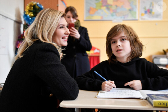 La Première Dame d'Ukraine Olena Zelenska, la Première Dame de France Brigitte Macron et le ministre français de l'Éducation et de la Jeunesse, Pap Ndiaye visitent une salle de classe dans une école primaire pour élèves non natifs à Paris, France, le 13 décembre 2022. La France accueille une conférence internationale qui vise à lever une aide matérielle et financière pour réparer les infrastructures endommagées de l'Ukraine et à souligner le soutien continu de Paris à la lutte de Kiev contre la Russie. © Julien De Rosa/Pool/Bestimage 