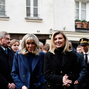 La Première Dame d'Ukraine Olena Zelenska, la Première Dame de France Brigitte Macron et le ministre français de l'Éducation et de la Jeunesse, Pap Ndiaye visitent une salle de classe dans une école primaire pour élèves non natifs à Paris, France, le 13 décembre 2022. La France accueille une conférence internationale qui vise à lever une aide matérielle et financière pour réparer les infrastructures endommagées de l'Ukraine et à souligner le soutien continu de Paris à la lutte de Kiev contre la Russie. © Julien De Rosa/Pool/Bestimage 