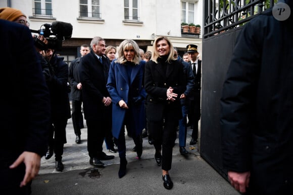 La Première Dame d'Ukraine Olena Zelenska, la Première Dame de France Brigitte Macron et le ministre français de l'Éducation et de la Jeunesse, Pap Ndiaye visitent une salle de classe dans une école primaire pour élèves non natifs à Paris, France, le 13 décembre 2022. La France accueille une conférence internationale qui vise à lever une aide matérielle et financière pour réparer les infrastructures endommagées de l'Ukraine et à souligner le soutien continu de Paris à la lutte de Kiev contre la Russie. © Julien De Rosa/Pool/Bestimage 