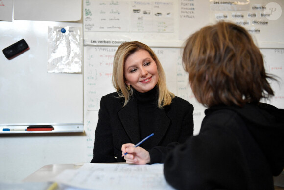 La Première Dame d'Ukraine Olena Zelenska, la Première Dame de France Brigitte Macron et le ministre français de l'Éducation et de la Jeunesse, Pap Ndiaye visitent une salle de classe dans une école primaire pour élèves non natifs à Paris, France, le 13 décembre 2022. La France accueille une conférence internationale qui vise à lever une aide matérielle et financière pour réparer les infrastructures endommagées de l'Ukraine et à souligner le soutien continu de Paris à la lutte de Kiev contre la Russie. © Julien De Rosa/Pool/Bestimage 