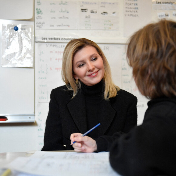 La Première Dame d'Ukraine Olena Zelenska, la Première Dame de France Brigitte Macron et le ministre français de l'Éducation et de la Jeunesse, Pap Ndiaye visitent une salle de classe dans une école primaire pour élèves non natifs à Paris, France, le 13 décembre 2022. La France accueille une conférence internationale qui vise à lever une aide matérielle et financière pour réparer les infrastructures endommagées de l'Ukraine et à souligner le soutien continu de Paris à la lutte de Kiev contre la Russie. © Julien De Rosa/Pool/Bestimage 