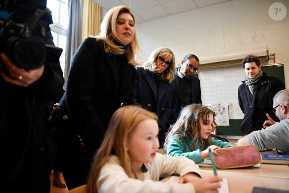 La Première Dame d'Ukraine Olena Zelenska, la Première Dame de France Brigitte Macron et le ministre français de l'Éducation et de la Jeunesse, Pap Ndiaye visitent une salle de classe dans une école primaire pour élèves non natifs à Paris, France, le 13 décembre 2022. La France accueille une conférence internationale qui vise à lever une aide matérielle et financière pour réparer les infrastructures endommagées de l'Ukraine et à souligner le soutien continu de Paris à la lutte de Kiev contre la Russie. © Julien De Rosa/Pool/Bestimage 