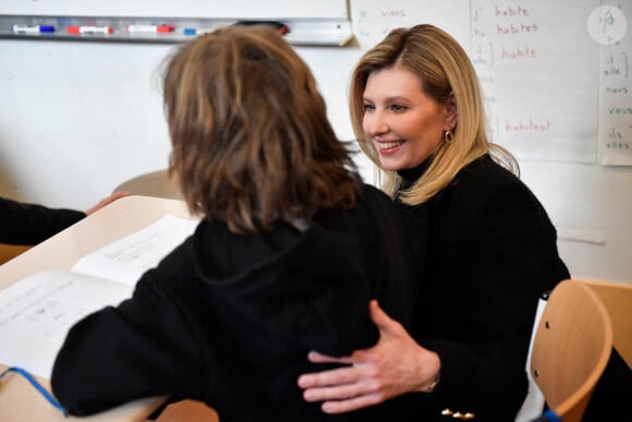 La Première Dame d'Ukraine Olena Zelenska, la Première Dame de France Brigitte Macron et le ministre français de l'Éducation et de la Jeunesse, Pap Ndiaye visitent une salle de classe dans une école primaire pour élèves non natifs à Paris, France, le 13 décembre 2022. La France accueille une conférence internationale qui vise à lever une aide matérielle et financière pour réparer les infrastructures endommagées de l'Ukraine et à souligner le soutien continu de Paris à la lutte de Kiev contre la Russie. © Julien De Rosa/Pool/Bestimage 