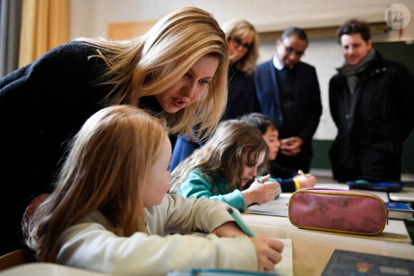 La Première Dame d'Ukraine Olena Zelenska, la Première Dame de France Brigitte Macron et le ministre français de l'Éducation et de la Jeunesse, Pap Ndiaye visitent une salle de classe dans une école primaire pour élèves non natifs à Paris, France, le 13 décembre 2022. La France accueille une conférence internationale qui vise à lever une aide matérielle et financière pour réparer les infrastructures endommagées de l'Ukraine et à souligner le soutien continu de Paris à la lutte de Kiev contre la Russie. © Julien De Rosa/Pool/Bestimage 