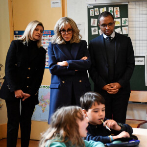 La Première Dame d'Ukraine Olena Zelenska, la Première Dame de France Brigitte Macron et le ministre français de l'Éducation et de la Jeunesse, Pap Ndiaye visitent une salle de classe dans une école primaire pour élèves non natifs à Paris, France, le 13 décembre 2022. La France accueille une conférence internationale qui vise à lever une aide matérielle et financière pour réparer les infrastructures endommagées de l'Ukraine et à souligner le soutien continu de Paris à la lutte de Kiev contre la Russie. © Julien De Rosa/Pool/Bestimage 