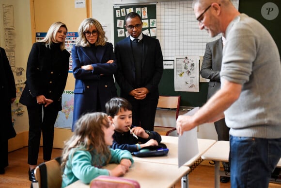 La Première Dame d'Ukraine Olena Zelenska, la Première Dame de France Brigitte Macron et le ministre français de l'Éducation et de la Jeunesse, Pap Ndiaye visitent une salle de classe dans une école primaire pour élèves non natifs à Paris, France, le 13 décembre 2022. La France accueille une conférence internationale qui vise à lever une aide matérielle et financière pour réparer les infrastructures endommagées de l'Ukraine et à souligner le soutien continu de Paris à la lutte de Kiev contre la Russie. © Julien De Rosa/Pool/Bestimage 