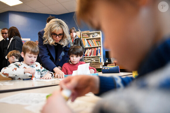 La Première Dame d'Ukraine Olena Zelenska, la Première Dame de France Brigitte Macron et le ministre français de l'Éducation et de la Jeunesse, Pap Ndiaye visitent une salle de classe dans une école primaire pour élèves non natifs à Paris, France, le 13 décembre 2022. La France accueille une conférence internationale qui vise à lever une aide matérielle et financière pour réparer les infrastructures endommagées de l'Ukraine et à souligner le soutien continu de Paris à la lutte de Kiev contre la Russie. © Julien De Rosa/Pool/Bestimage 