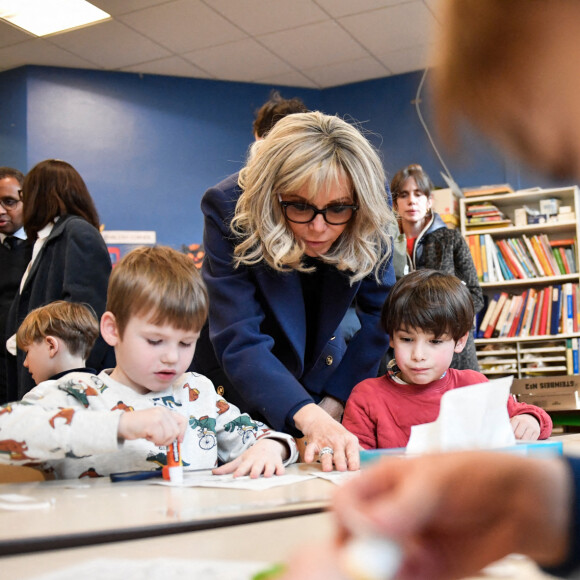 La Première Dame d'Ukraine Olena Zelenska, la Première Dame de France Brigitte Macron et le ministre français de l'Éducation et de la Jeunesse, Pap Ndiaye visitent une salle de classe dans une école primaire pour élèves non natifs à Paris, France, le 13 décembre 2022. La France accueille une conférence internationale qui vise à lever une aide matérielle et financière pour réparer les infrastructures endommagées de l'Ukraine et à souligner le soutien continu de Paris à la lutte de Kiev contre la Russie. © Julien De Rosa/Pool/Bestimage 