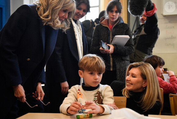 La Première Dame d'Ukraine Olena Zelenska, la Première Dame de France Brigitte Macron et le ministre français de l'Éducation et de la Jeunesse, Pap Ndiaye visitent une salle de classe dans une école primaire pour élèves non natifs à Paris, France, le 13 décembre 2022. La France accueille une conférence internationale qui vise à lever une aide matérielle et financière pour réparer les infrastructures endommagées de l'Ukraine et à souligner le soutien continu de Paris à la lutte de Kiev contre la Russie. © Julien De Rosa/Pool/Bestimage 