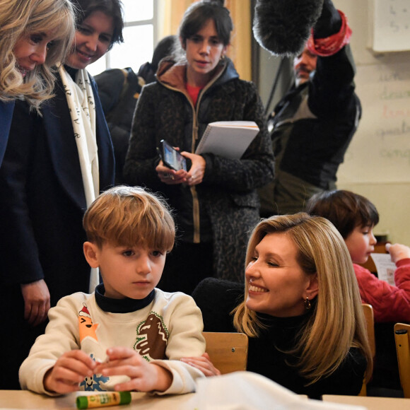 La Première Dame d'Ukraine Olena Zelenska, la Première Dame de France Brigitte Macron et le ministre français de l'Éducation et de la Jeunesse, Pap Ndiaye visitent une salle de classe dans une école primaire pour élèves non natifs à Paris, France, le 13 décembre 2022. La France accueille une conférence internationale qui vise à lever une aide matérielle et financière pour réparer les infrastructures endommagées de l'Ukraine et à souligner le soutien continu de Paris à la lutte de Kiev contre la Russie. © Julien De Rosa/Pool/Bestimage 