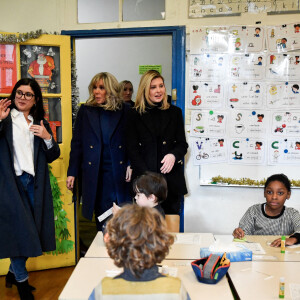 La Première Dame d'Ukraine Olena Zelenska, la Première Dame de France Brigitte Macron et le ministre français de l'Éducation et de la Jeunesse, Pap Ndiaye visitent une salle de classe dans une école primaire pour élèves non natifs à Paris, France, le 13 décembre 2022. La France accueille une conférence internationale qui vise à lever une aide matérielle et financière pour réparer les infrastructures endommagées de l'Ukraine et à souligner le soutien continu de Paris à la lutte de Kiev contre la Russie. © Julien De Rosa/Pool/Bestimage 