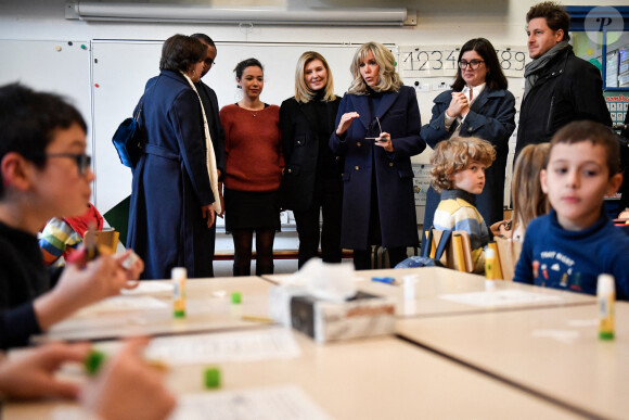 La Première Dame d'Ukraine Olena Zelenska, la Première Dame de France Brigitte Macron et le ministre français de l'Éducation et de la Jeunesse, Pap Ndiaye visitent une salle de classe dans une école primaire pour élèves non natifs à Paris, France, le 13 décembre 2022. La France accueille une conférence internationale qui vise à lever une aide matérielle et financière pour réparer les infrastructures endommagées de l'Ukraine et à souligner le soutien continu de Paris à la lutte de Kiev contre la Russie. © Julien De Rosa/Pool/Bestimage 