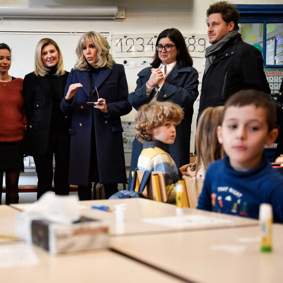 La Première Dame d'Ukraine Olena Zelenska, la Première Dame de France Brigitte Macron et le ministre français de l'Éducation et de la Jeunesse, Pap Ndiaye visitent une salle de classe dans une école primaire pour élèves non natifs à Paris, France, le 13 décembre 2022. La France accueille une conférence internationale qui vise à lever une aide matérielle et financière pour réparer les infrastructures endommagées de l'Ukraine et à souligner le soutien continu de Paris à la lutte de Kiev contre la Russie. © Julien De Rosa/Pool/Bestimage 