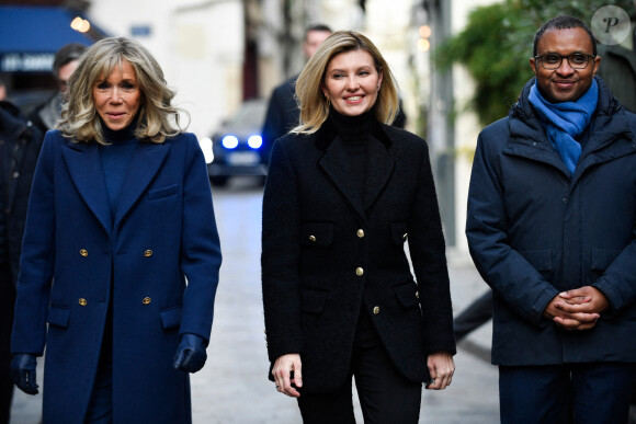 La Première Dame d'Ukraine Olena Zelenska, la Première Dame de France Brigitte Macron et le ministre français de l'Éducation et de la Jeunesse, Pap Ndiaye visitent une salle de classe dans une école primaire pour élèves non natifs à Paris, France, le 13 décembre 2022. La France accueille une conférence internationale qui vise à lever une aide matérielle et financière pour réparer les infrastructures endommagées de l'Ukraine et à souligner le soutien continu de Paris à la lutte de Kiev contre la Russie. © Julien De Rosa/Pool/Bestimage 