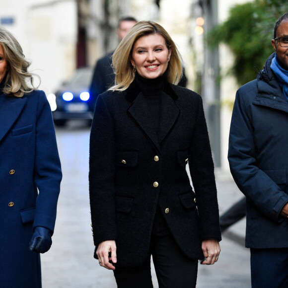 La Première Dame d'Ukraine Olena Zelenska, la Première Dame de France Brigitte Macron et le ministre français de l'Éducation et de la Jeunesse, Pap Ndiaye visitent une salle de classe dans une école primaire pour élèves non natifs à Paris, France, le 13 décembre 2022. La France accueille une conférence internationale qui vise à lever une aide matérielle et financière pour réparer les infrastructures endommagées de l'Ukraine et à souligner le soutien continu de Paris à la lutte de Kiev contre la Russie. © Julien De Rosa/Pool/Bestimage 