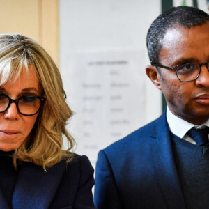 La Première Dame d'Ukraine Olena Zelenska, la Première Dame de France Brigitte Macron et le ministre français de l'Éducation et de la Jeunesse, Pap Ndiaye visitent une salle de classe dans une école primaire pour élèves non natifs à Paris, France, le 13 décembre 2022. La France accueille une conférence internationale qui vise à lever une aide matérielle et financière pour réparer les infrastructures endommagées de l'Ukraine et à souligner le soutien continu de Paris à la lutte de Kiev contre la Russie. © Julien De Rosa/Pool/Bestimage 