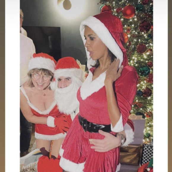 Karine Le Marchand lors d'une soirée de Noël avec des amis - Instagram