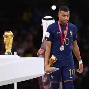 Kylian Mbappé - Remise du trophée de la Coupe du Monde 2022 au Qatar (FIFA World Cup Qatar 2022) à l'équipe d'argentine après sa victoire contre la France en finale (3-3 - tab 2-4). Doha, le 18 décembre 2022. © David Klein/Sportimage/Cal Sport Media/Zuma Press/Bestimage 