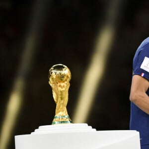 trophee du meilleur buteur pour MBAPPE Kylian (FRA) passant devant le trophee de la coupe du monde sans le regarder - Remise du trophée de la Coupe du Monde 2022 au Qatar (FIFA World Cup Qatar 2022) à l'équipe d'argentine après sa victoire contre la France en finale (3-3 - tab 2-4). Doha, le 18 décembre 2022. 