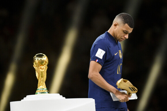 trophee du meilleur buteur pour MBAPPE Kylian (FRA) passant devant le trophee de la coupe du monde sans le regarder - Remise du trophée de la Coupe du Monde 2022 au Qatar (FIFA World Cup Qatar 2022) à l'équipe d'argentine après sa victoire contre la France en finale (3-3 - tab 2-4). Doha, le 18 décembre 2022. 