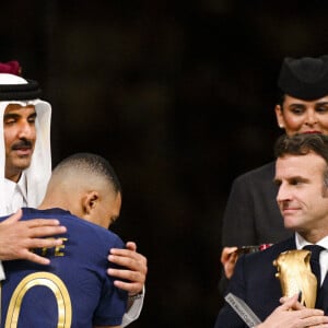 Gianni Infantino - president FIFA Cheikh Tamim ben Hamad Al Thani - Emire du Qatar Emmanuel Macron - president de la Republique Francaise trophee du meilleur buteur pour MBAPPE Kylian (FRA) - Remise du trophée de la Coupe du Monde 2022 au Qatar (FIFA World Cup Qatar 2022) à l'équipe d'argentine après sa victoire contre la France en finale (3-3 - tab 2-4). Doha, le 18 décembre 2022. 