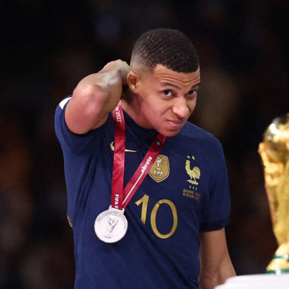 Kylian Mbappé - Remise du trophée de la Coupe du Monde 2022 au Qatar (FIFA World Cup Qatar 2022) à l'équipe d'argentine après sa victoire contre la France en finale (3-3 - tab 2-4). Doha, le 18 décembre 2022. © David Klein/Sportimage/Cal Sport Media/Zuma Press/Bestimage 