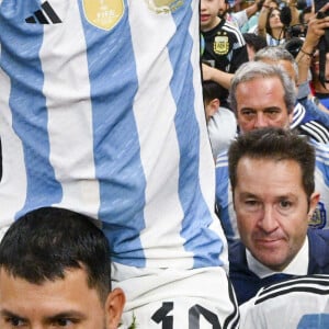 Joie MESSI Lionel (ARG) soulevant le trophee de la Coupe du Monde et porte en triomphe par ses coequipiers - Remise du trophée de la Coupe du Monde 2022 au Qatar (FIFA World Cup Qatar 2022) à l'équipe d'argentine après sa victoire contre la France en finale (3-3 - tab 2-4). Doha, le 18 décembre 2022. 