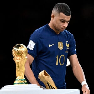 Kylian Mbappé (meilleur buteur de la Coupe du monde 2022) - Remise du trophée de la Coupe du Monde 2022 au Qatar (FIFA World Cup Qatar 2022). Doha, le 18 décembre 2022. © Philippe Perusseau / Bestimage 