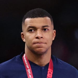 Kylian Mbappé - Remise du trophée de la Coupe du Monde 2022 au Qatar (FIFA World Cup Qatar 2022) à l'équipe d'argentine après sa victoire contre la France en finale (3-3 - tab 2-4). Doha, le 18 décembre 2022. © David Klein/Sportimage/Cal Sport Media/Zuma Press/Bestimage 