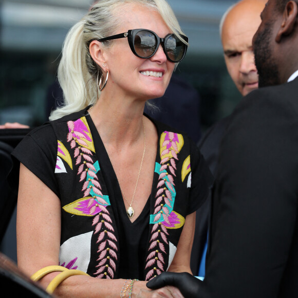 Laeticia Hallyday et ses filles Jade et Joy arrivent, avec des masques de protection contre l'épidémie de coronavirus (Covid-19), à l'aéroport de Paris-Charles-de-Gaulle à Roissy-en-France, France, le 18 juin 2020.