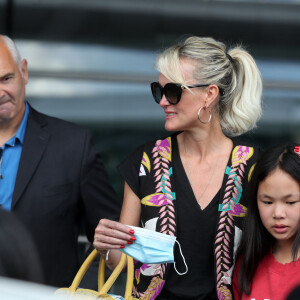 Laeticia Hallyday et ses filles Jade et Joy arrivent, avec des masques de protection contre l'épidémie de coronavirus (Covid-19), à l'aéroport de Paris-Charles-de-Gaulle à Roissy-en-France, France, le 18 juin 2020.