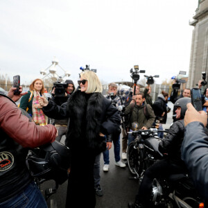 Laeticia Hallyday arrive à l'exposition Johnny Hallyday à Bruxelles escortée par des bikers le 19 décembre 2022. © Dominique Jacovides / Bestimage 