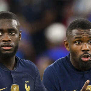 Marcus Thuram en pleine discussion avec Didier Deschamps entraîneur / Sélectionneur France en fin de match - Match " France - Pologne " (3-1) lors de la Coupe du Monde 2022 au Qatar, le 4 décembre 2022. L'équipe de France est qualifiée pour les quarts de finale. © JB Autissier / Panoramic / Bestimage