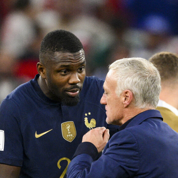 Marcus Thuram en pleine discussion avec Didier Deschamps entraîneur / Sélectionneur France en fin de match - Match " France - Pologne " (3-1) lors de la Coupe du Monde 2022 au Qatar, le 4 décembre 2022. L'équipe de France est qualifiée pour les quarts de finale. © JB Autissier / Panoramic / Bestimage