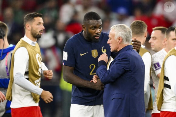 Marcus Thuram en pleine discussion avec Didier Deschamps entraîneur / Sélectionneur France en fin de match - Match " France - Pologne " (3-1) lors de la Coupe du Monde 2022 au Qatar, le 4 décembre 2022. L'équipe de France est qualifiée pour les quarts de finale. © JB Autissier / Panoramic / Bestimage