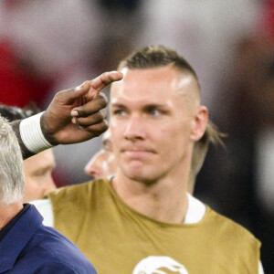 Marcus Thuram en pleine discussion avec Didier Deschamps entraîneur / Sélectionneur France en fin de match - Match " France - Pologne " (3-1) lors de la Coupe du Monde 2022 au Qatar, le 4 décembre 2022. L'équipe de France est qualifiée pour les quarts de finale. © JB Autissier / Panoramic / Bestimage